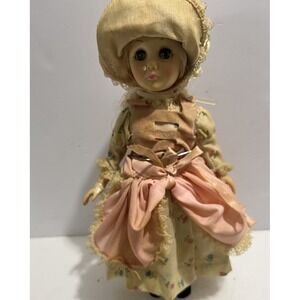 Eff And Bee With Blonde Hair With Dress Shoes And‎ Bonnett